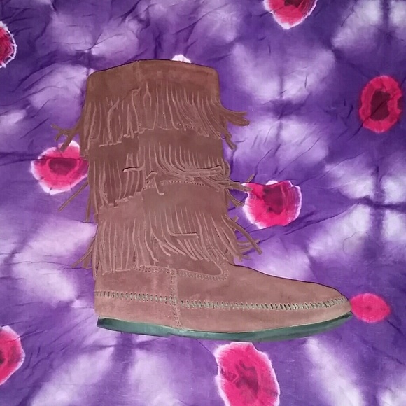 **SOLD**Minnetonka 3 layer fringe burgundy boots - Picture 1 of 4