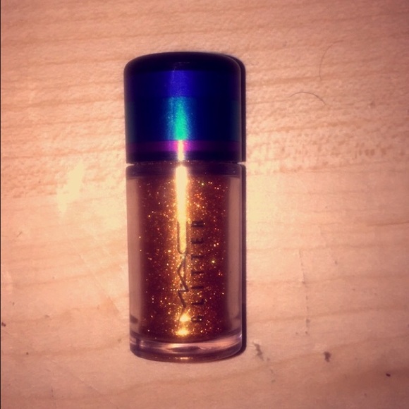 Gold Mac pigment glitter eyeshadow