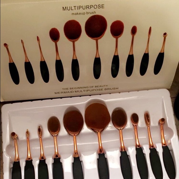 Makeup brushes.