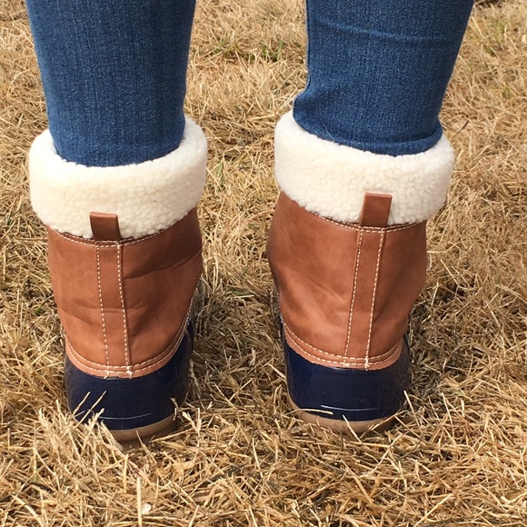 Size 9 Left! Navy Duck Boots - Picture 3 of 4