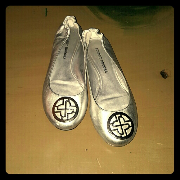 SOLD!!!!!!!!! Audrey Brooke Silver leather Flats