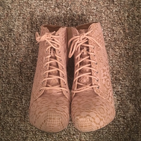Cute pink lace pumps
