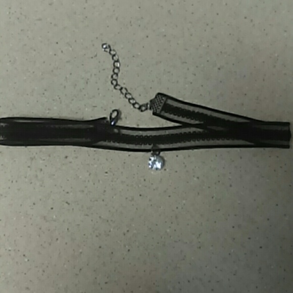 BLACK CHOCKER NECKLACE