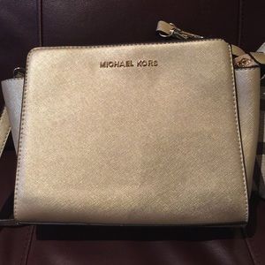 Michael Kors Purse Crossbody!!