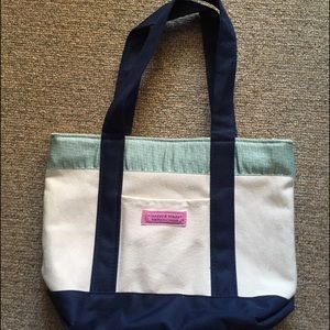 Vineyard Vines tote w/ zipper closure