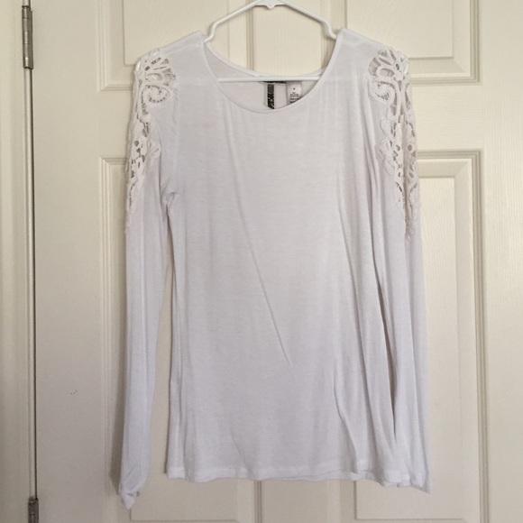 BKE top with crochet detail shoulders. White. Sm.