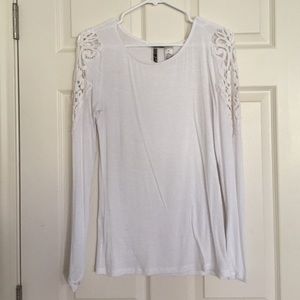 BKE top with crochet detail shoulders. White. Sm.