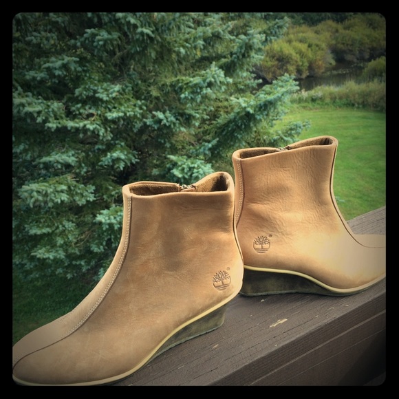 Elegant Timberland suede wedge boots