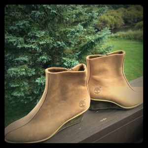 Elegant Timberland suede wedge boots