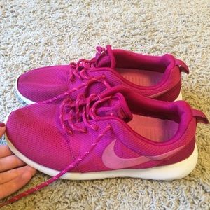 Nike roshes 9.5