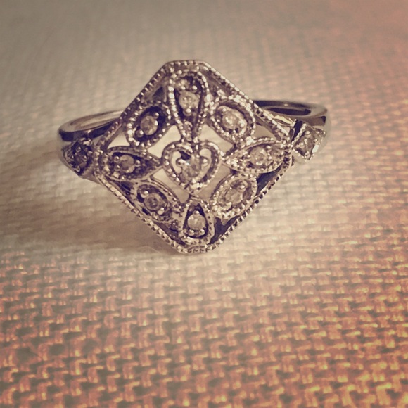 ❌TRADED❌ zinnia Vintage diamond ring. Like new.