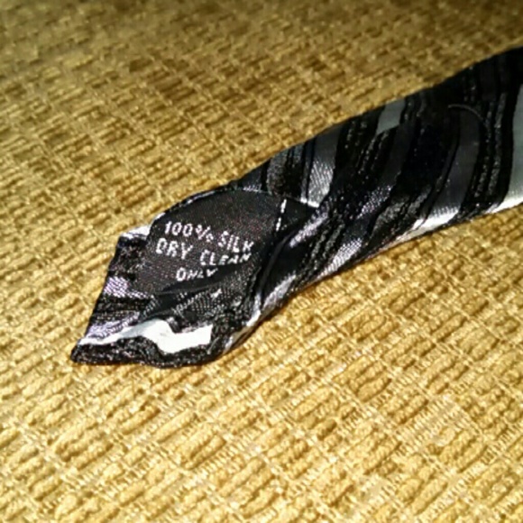 *Host Pick 7.14.17* Pierre Cardin 100% Silk Tie - Picture 3 of 3