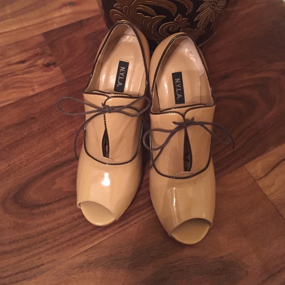 New shoes only worn 1 time for a few hours.