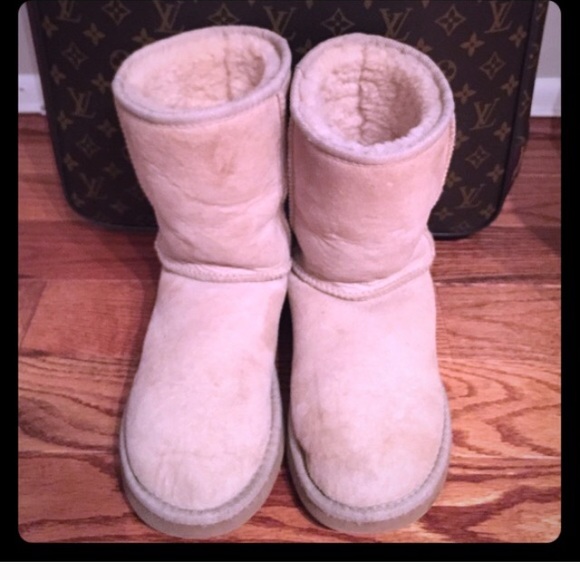 Bundle of four shoes.