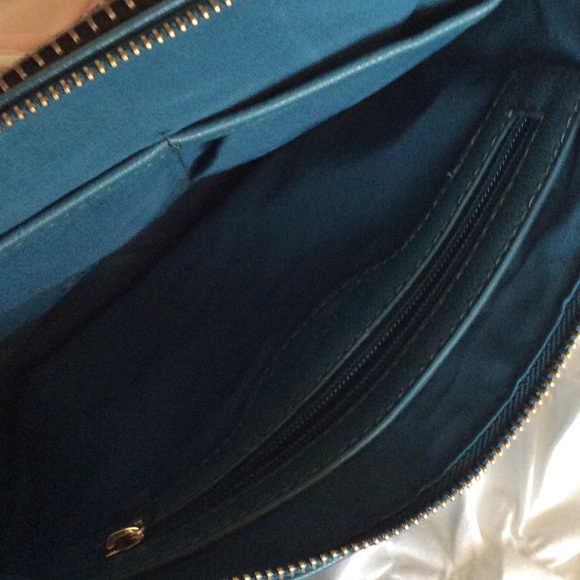 NEW! Teal purse with gold chain strap - Picture 2 of 4