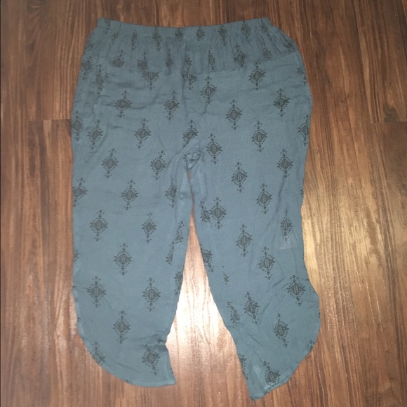 Adorable boho low rise capris