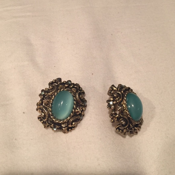 Turquoise antique etched gold clip on earrings - Picture 2 of 3