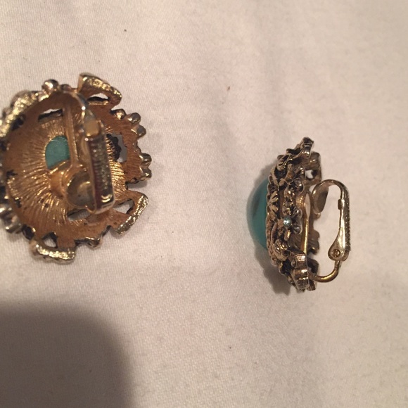 Turquoise antique etched gold clip on earrings - Picture 3 of 3