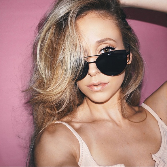 Black Metal Frame Oversized Cat Eye Sunnies - Picture 5 of 5