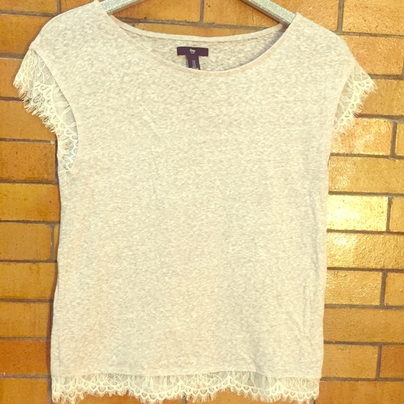 Beautiful Gap lace t-shirt - size small