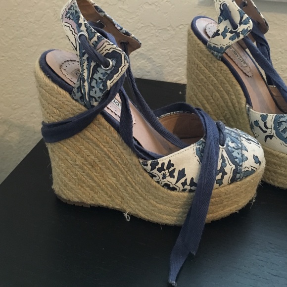 Gorgeous Charles David wedges - Picture 3 of 4