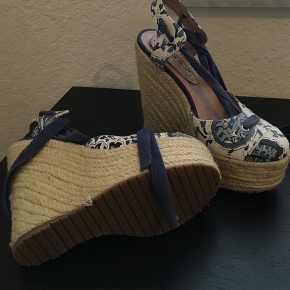 Gorgeous Charles David wedges - Picture 4 of 4