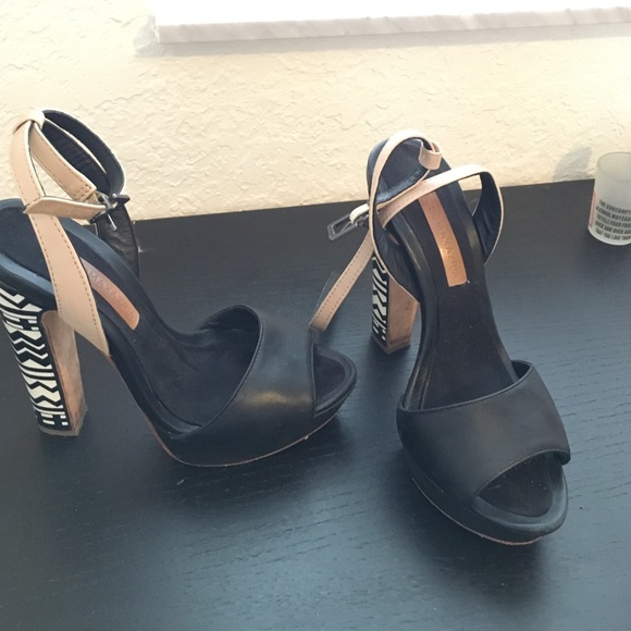 BCBG Maxazria tribal design sandal - Picture 1 of 3