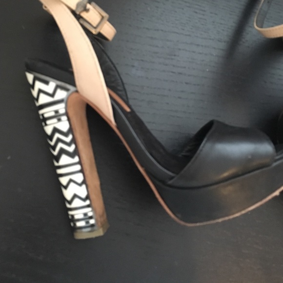 BCBG Maxazria tribal design sandal - Picture 2 of 3