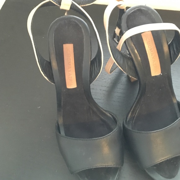 BCBG Maxazria tribal design sandal - Picture 3 of 3