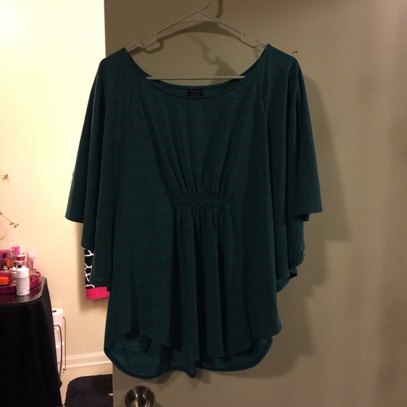 Very flowy blouse with fitted waist