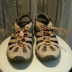 SAVED FOR EYEONLY Merrell sandals with bungee tie