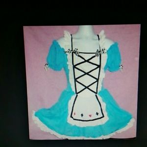 Halloween Alice in Wonderland comes in package.