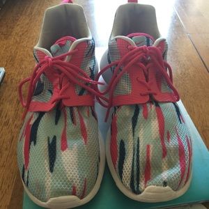Girls/women size 7 Nike Roshe sneaker