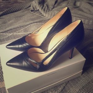 Nine West black pointy toe pumps