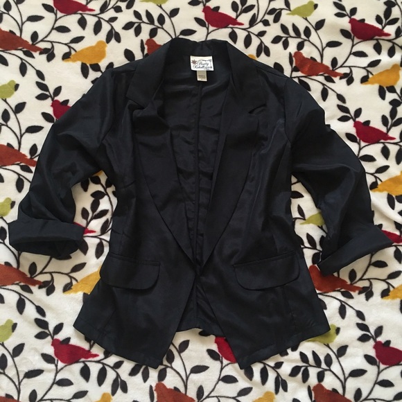 Small silky black fitted 3/4 blazer