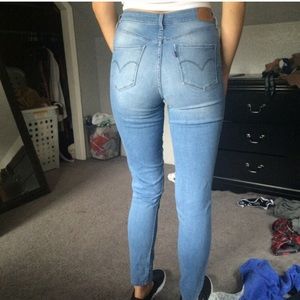 Levis light wash high wasted jeans