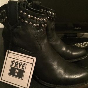 FRYE Diana Cut Stud Short Boots Size 7