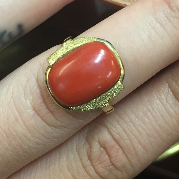 18K Yellow Gold and coral estate ring