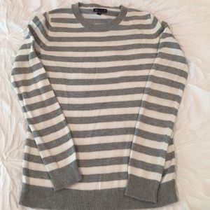 Gap sweater size small