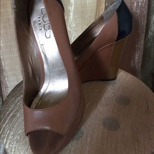 BCBG Paris peep-toe leather black & tan platform