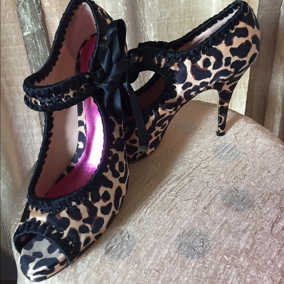 BETSEY JOHNSON Calandra open toe leopard print