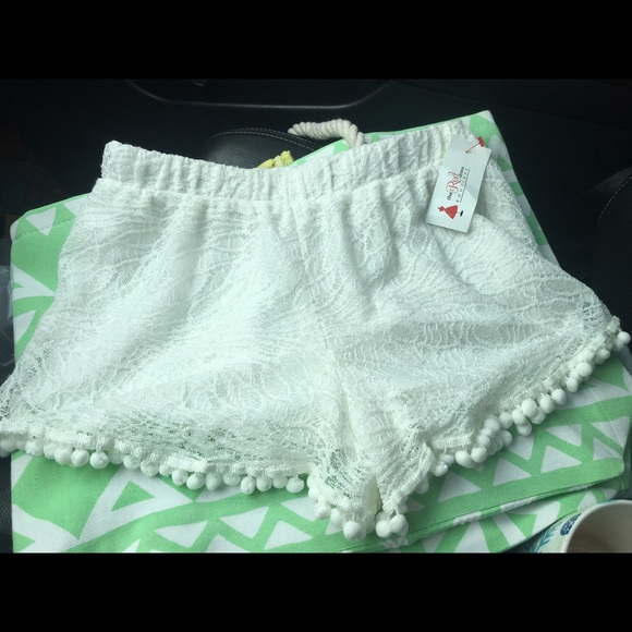 Boutique never worn Pom Pom shorts - Picture 1 of 3