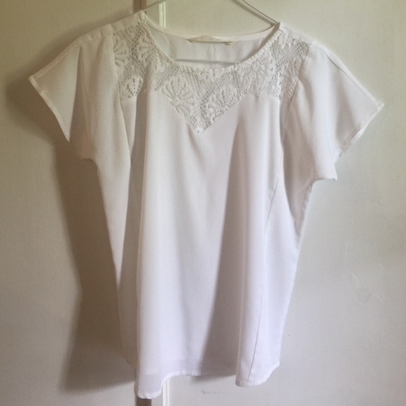 White top w lace neck