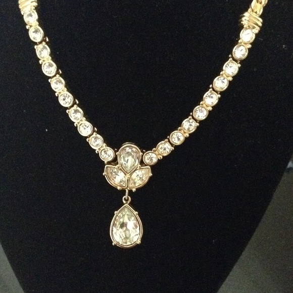 AUTHENTIC    NEW SWAROVSKI CRYSTALS NECKLACE