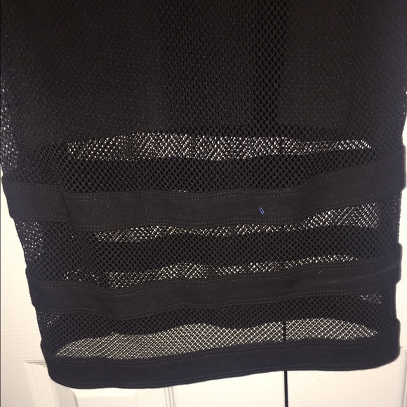 SOLD ON Ⓜ️• GUESS Dress • - Picture 2 of 3