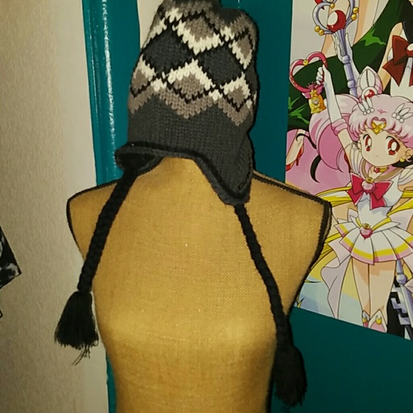 KNITTED BEANIE