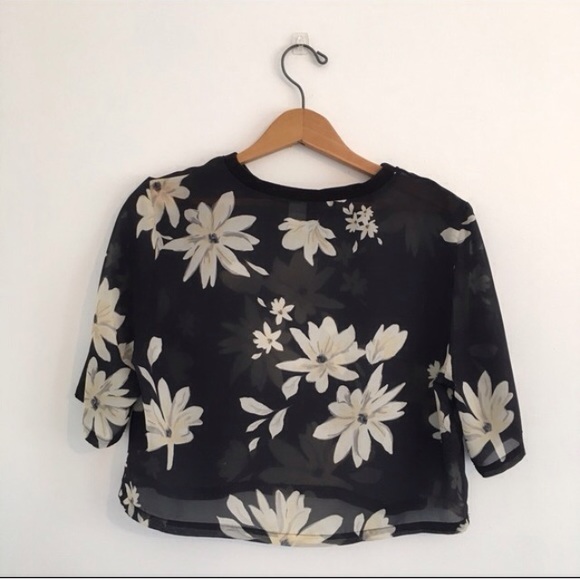H&M Tops - Flower crop top