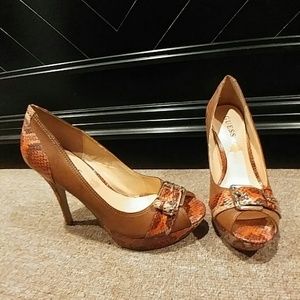 Guess pumps