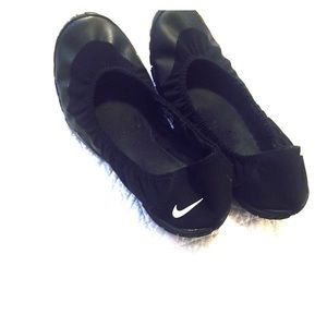 Black Nike slip-on's
