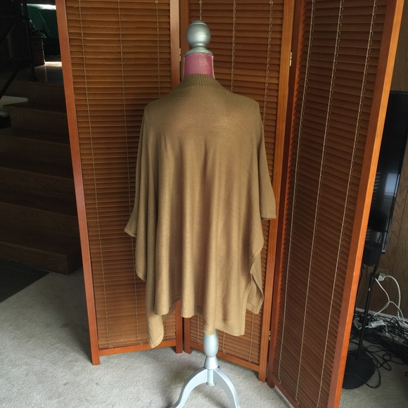 V neck Poncho - Picture 2 of 4